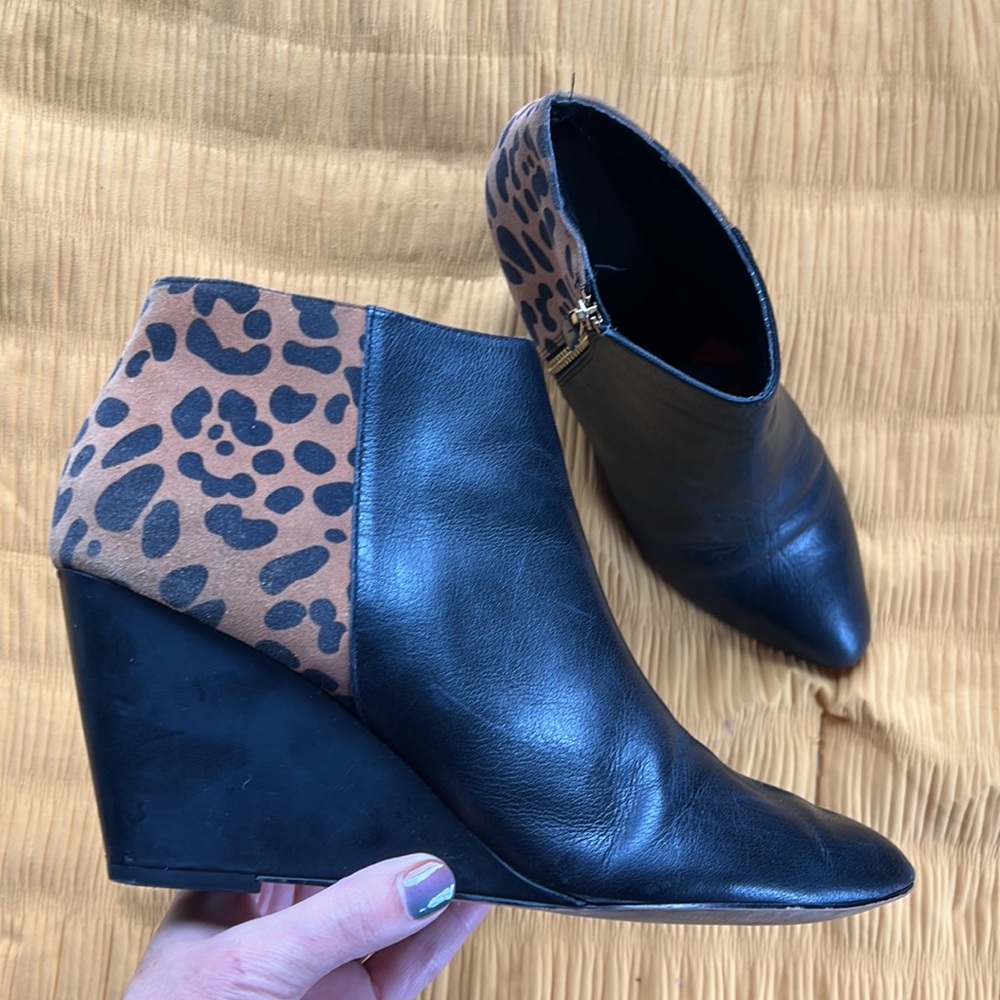 🕶️DV DolceVita Black leather & leopard print suede detail wedge bootie 10